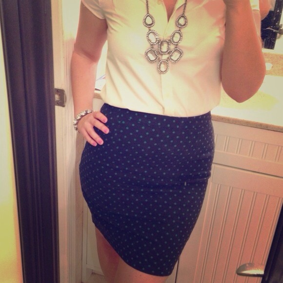 BUNDLED! 💙 GAP Polka Dot Pencil Skirt - Picture 3 of 4