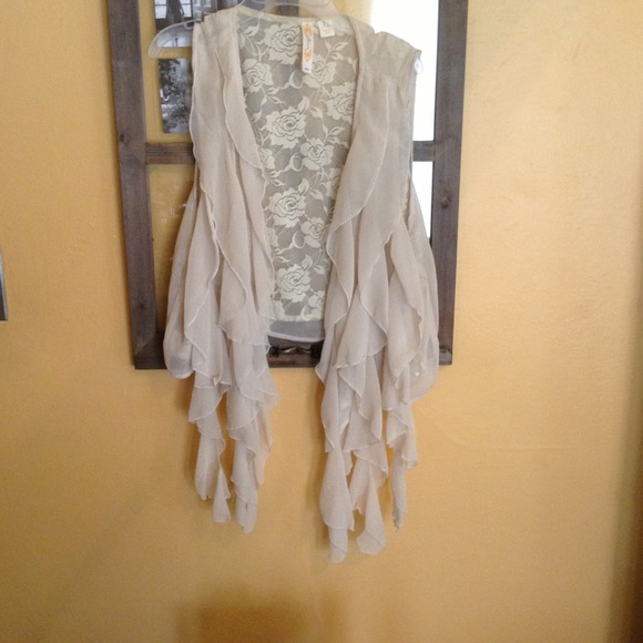 ❌SOLD: Lacy ruffle vest