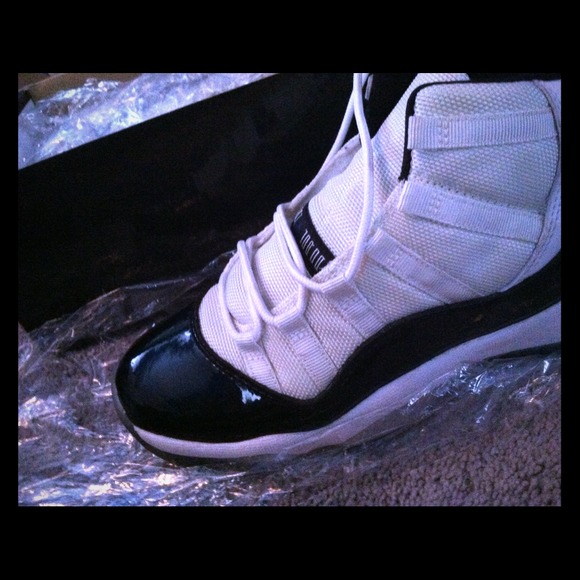 SOLD Jordan 11 "concord" size 4.5y