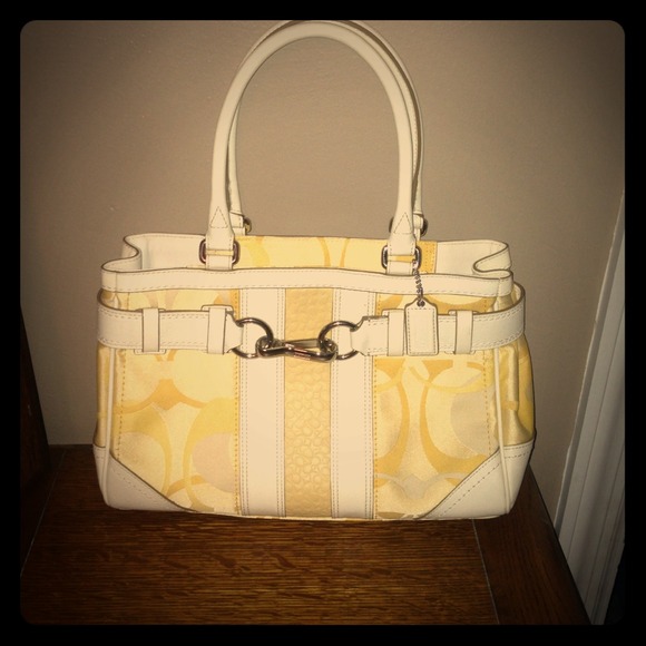 🎉Reduced🎉 ✨Authentic✨Yellow Coach purse💛💛