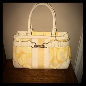 🎉Reduced🎉 ✨Authentic✨Yellow Coach purse💛💛