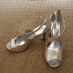 Carlos Santana Pumps