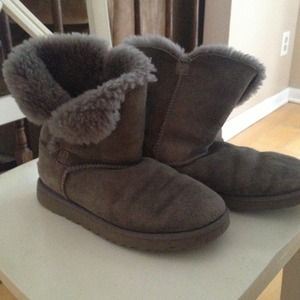 Bailey button grey uggs