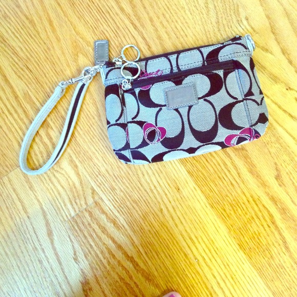 Adorable and authentic coach poppy wristlet