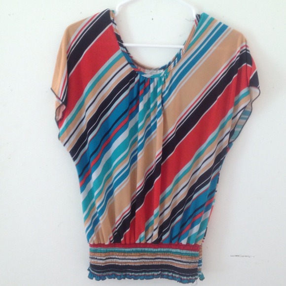 👉SOLD BUNDLED👈Cute stripped shirt