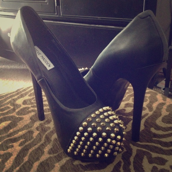 Hawttttt Gold Spiked Black Leather Pumps