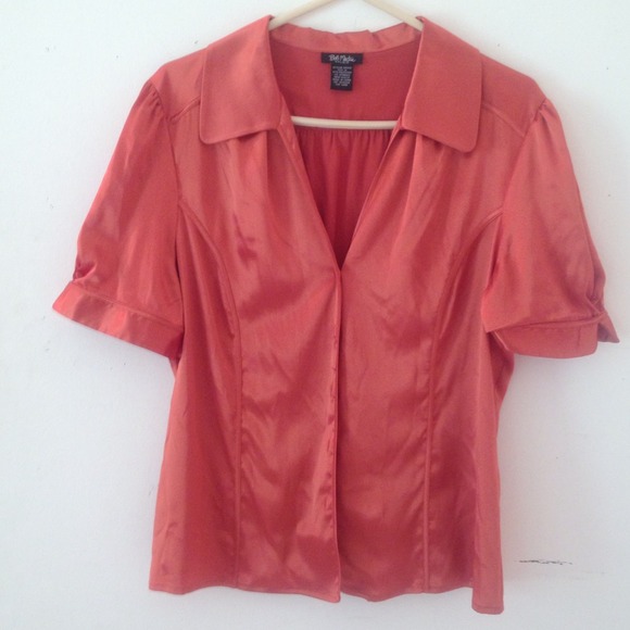 💋SOLD IN BUNDLE💋Beautiful satin looking top