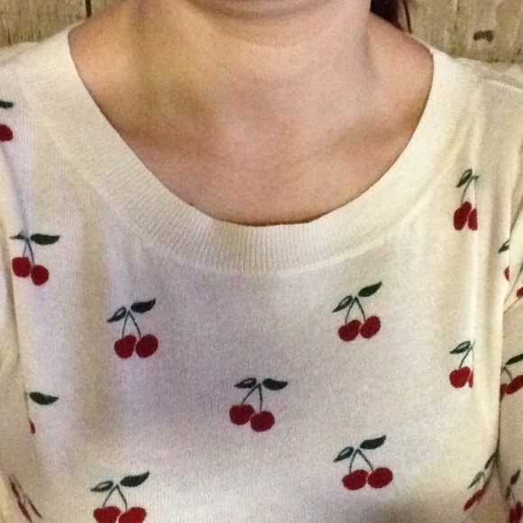 💢sold💢 cream sweater with cherries - Picture 4 of 4
