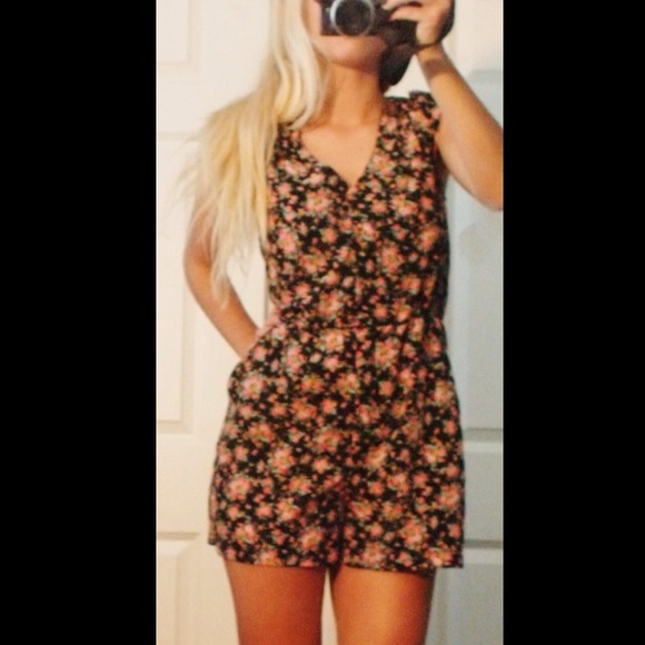 🌟Host Pick! Flower Patterned Romper