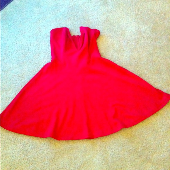 solemio Los Angeles  Dresses & Skirts - Sexy deep V cocktail dress💋