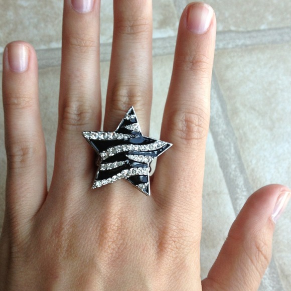 ❌SOLD❌🌟 Stretchy Zebra Star Ring - Picture 2 of 3