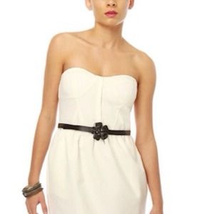 White sweetheart neck dress