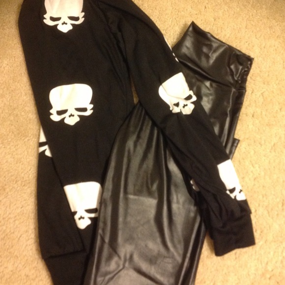 🌟Reduced🌟BNWT Skull Cardi🌟❤ - Picture 3 of 3