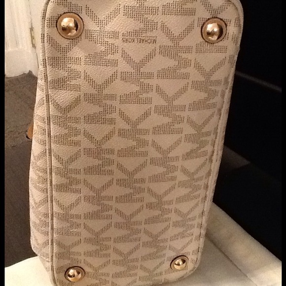 SOLD * MICHAEL KORS JET SET VANILLA SIGNATURE TOTE - Picture 3 of 4