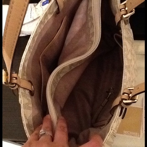 SOLD * MICHAEL KORS JET SET VANILLA SIGNATURE TOTE - Picture 4 of 4