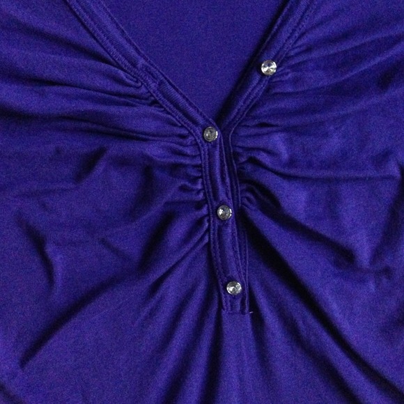 Form Fitting V-neck Top -- Small - Picture 2 of 2