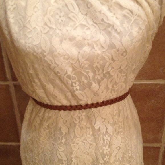 White laced dress - Picture 3 of 4