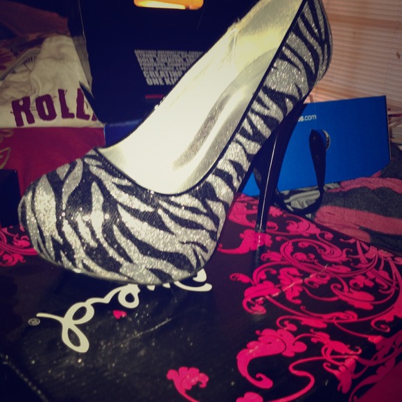 🚫SOLD🚫Zebra print heels! ❤