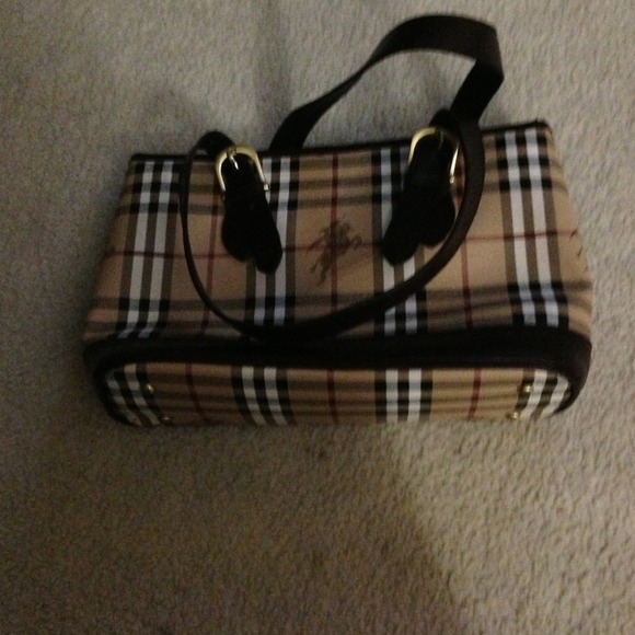 Burberry purse with zip compartment and 2 pockets