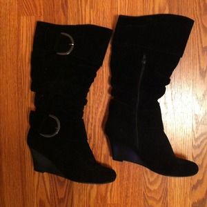Black wedged boots