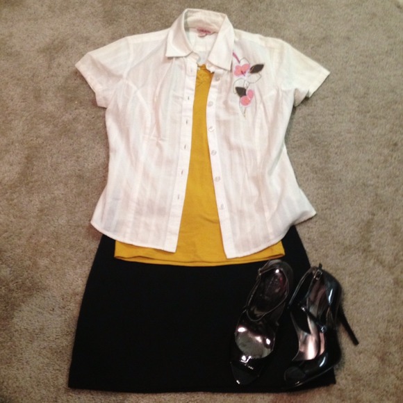 ❌SOLD❌Comfortable Black Mini Skirt - Picture 2 of 4