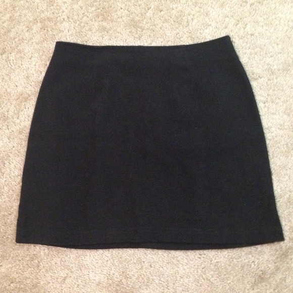 ❌SOLD❌Comfortable Black Mini Skirt - Picture 3 of 4