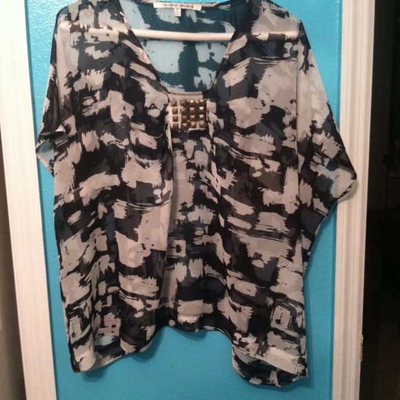 White shorts and boutique blouse bundle - Picture 2 of 3