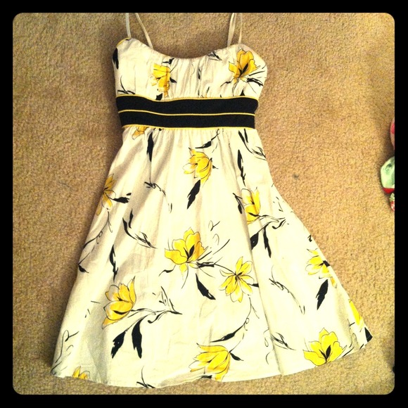 Cute floral dress! Great for springtime!🌷🌸🌼