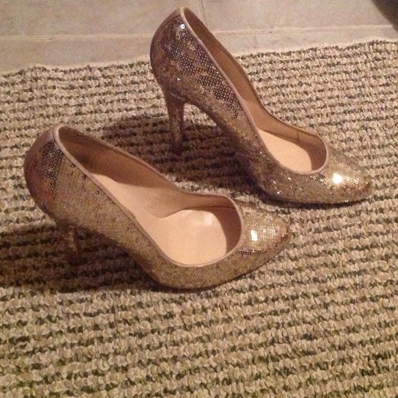 Lovely People Gold Heels Size 8.5 - Picture 3 of 4