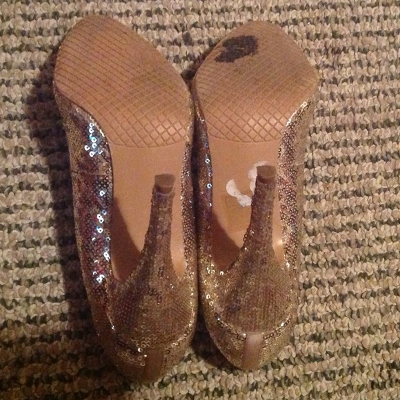 Lovely People Gold Heels Size 8.5 - Picture 4 of 4