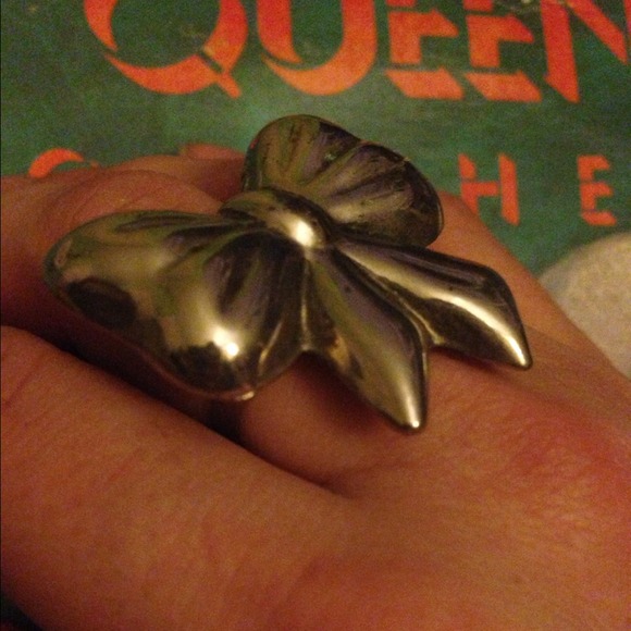 Silver bow ring. - Picture 2 of 2