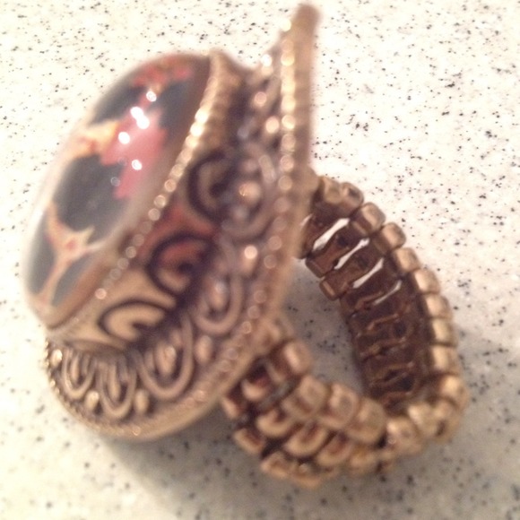 Fashion statement ring - Picture 3 of 3