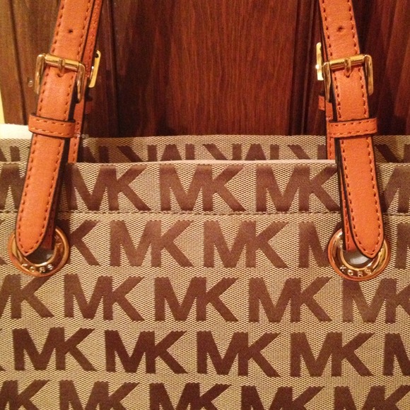 ❤SOLD❤ Michael Kors purse - Picture 2 of 3