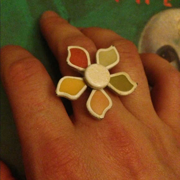 Multi colored flower ring - Picture 2 of 2