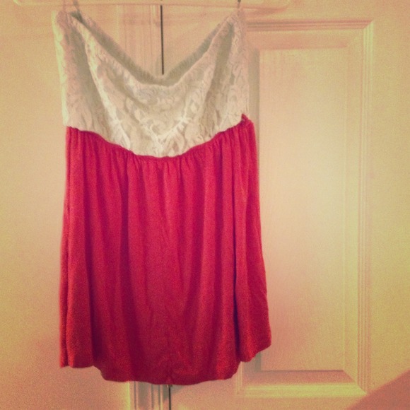 🎀REDUCED🎀Rue21- A cute top lace strapless top