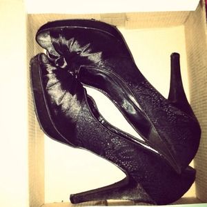 Beautiful lace CathyJean open toe black heels!
