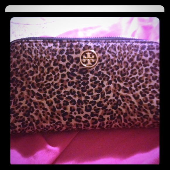 Leopard Tory burch wallet :) 💤