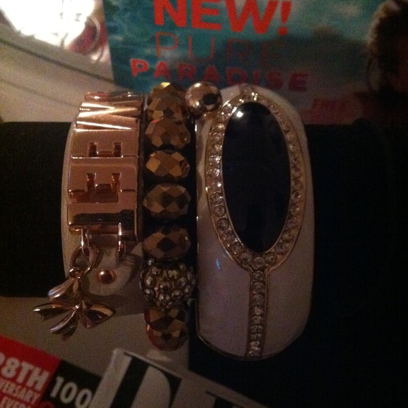 Bundle of jewelry