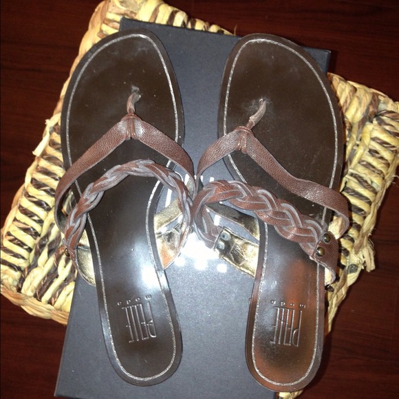 SOLD Pelle brown leather flip flops