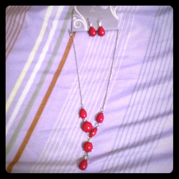 Necklace and ear ring