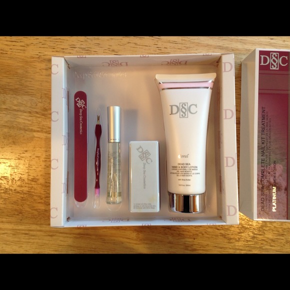 ❌ SOLD❌ Deep Sea Cosmetics Nail Kit - Picture 2 of 3