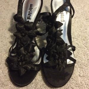 Adorable black floral heels!