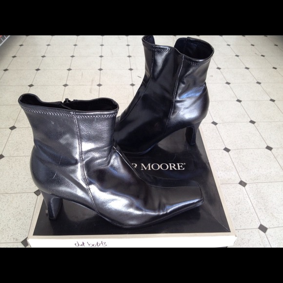❤SOLD❤ Jennifer Moore Vector black ankle boots.