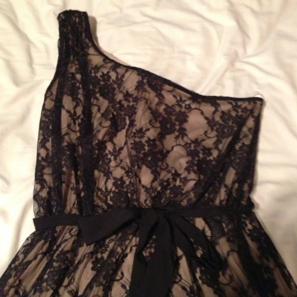 Lace One Shoulder - Picture 2 of 4