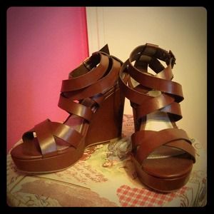 Black Poppy brown wedges