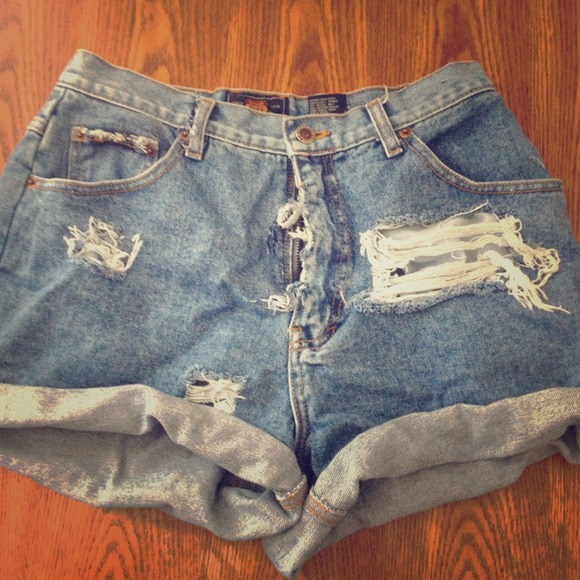 Distressed high-waist shorts. TRENDY!