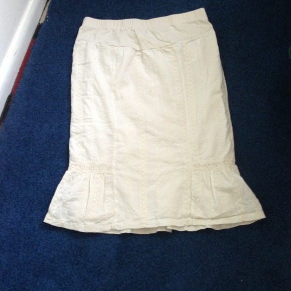 ↙️Maternity cream embroidered skirt