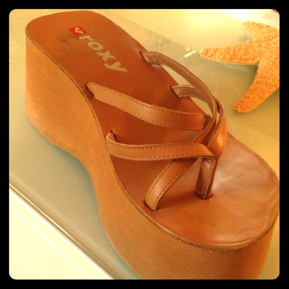 Size 6 roxy pumps/flip flop