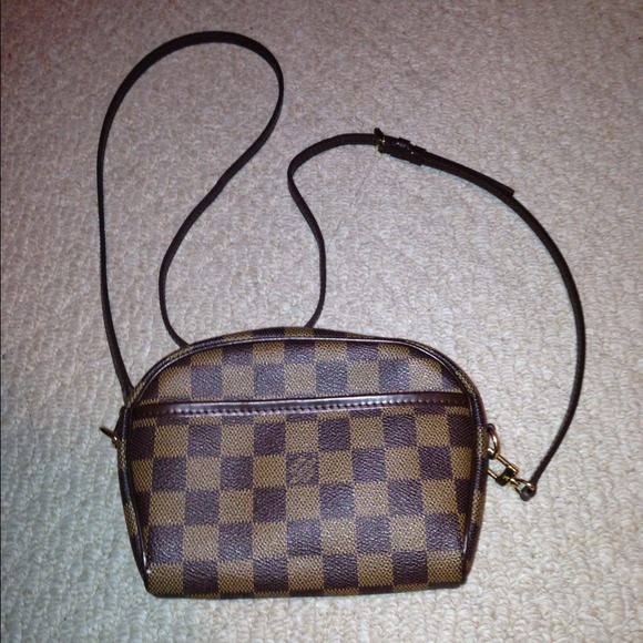 💯% Authentic Louis Vuitton Cross Body Bag
