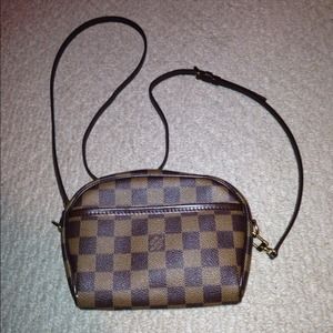 💯% Authentic Louis Vuitton Cross Body Bag
